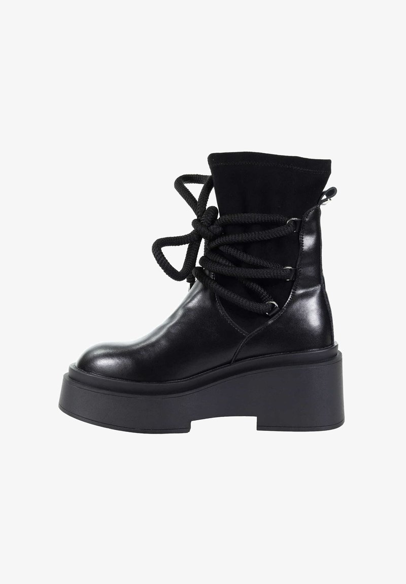 Czarne botki za kostkę z błyszczącą skórzaną powierzchnią, masywną czarną platformą oraz teksturowanymi czarnymi sznurowadłami owiniętymi wokół góry.