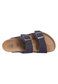 Sandales véganes bleu marine avec deux brides réglables, ornées de boucles en argent, un dessus texturé et une semelle intérieure beige rembourrée.