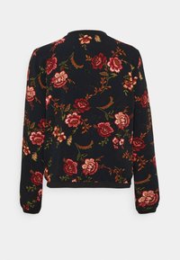 Sort langærmet sweater med rødt og pink blomsterprint og grønne blade, vist bagfra på hvid ensfarvet baggrund.