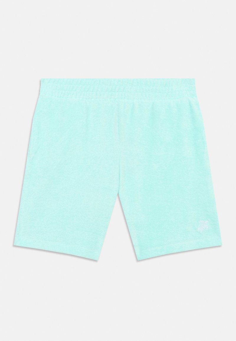 Σορτς με ελαστική μέση σε ανοιχτό γαλάζιο χρώμα, με διακριτική υφή και μικρό λευκό κεντητό λογότυπο στο κάτω αριστερό πόδι.