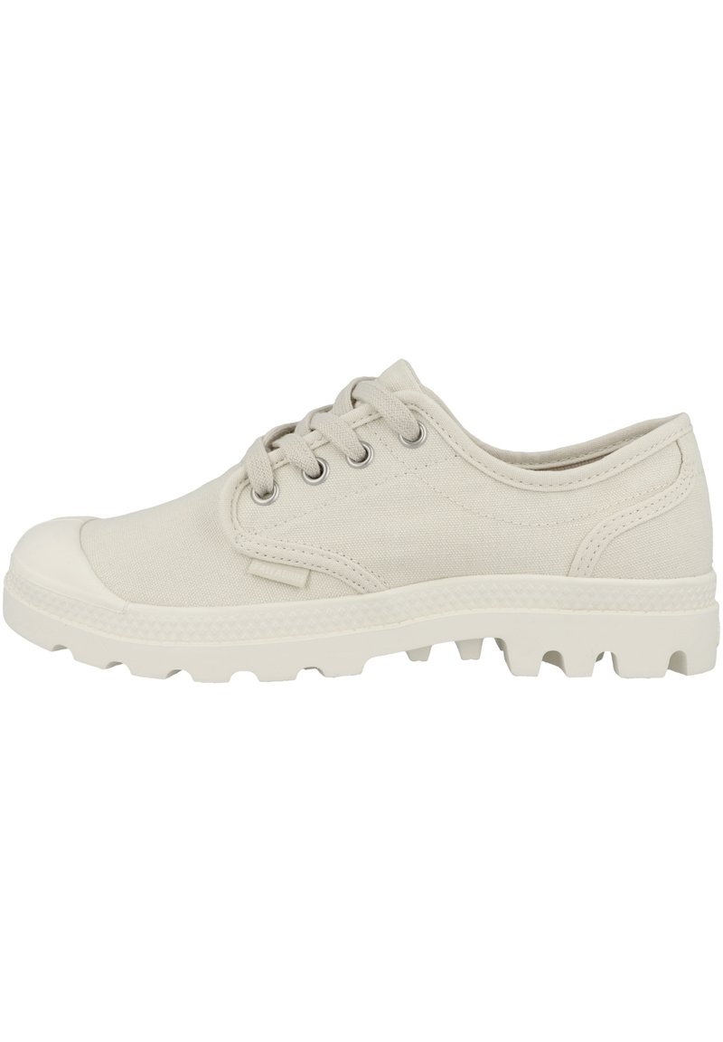 Scarpa in tela beige chiaro con punta arrotondata, suola in gomma testurizzata e lacci circolari. Presenta occhielli in metallo e una linguetta imbottita.