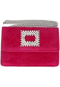 Lys pink suedetaske med en sølv kædestrop, der har en funklende rhinestone kvadrat accent foran.