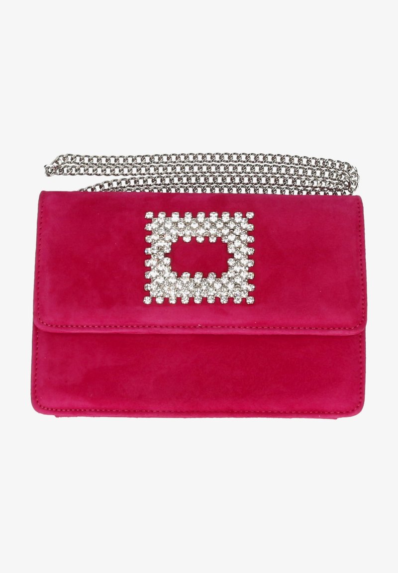 Lys pink suedetaske med en sølv kædestrop, der har en funklende rhinestone kvadrat accent foran.