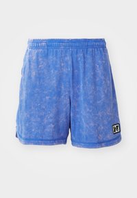 Blaue Batik-Shorts mit elastischem Bund, seitlichen Taschen und einem Logo-Patch auf der unteren rechten Seite. Weicher Stoff mit strukturierter Optik.