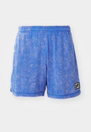 Shorts bleu tie-dye avec une taille élastique, des poches latérales et une étiquette logo en bas à droite. Tissu doux avec un aspect texturé.