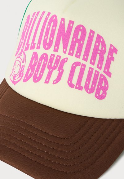 Hvit og brun caps med rosa "Billionaire Boys Club" tekst og astronauthjelm-logo på frontpanelet.