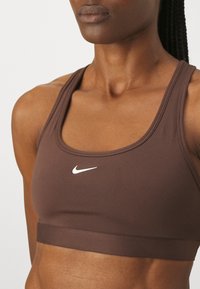 Nike Performance BRA - Sportski grudnjak s blagom potporom - baroque brown/white