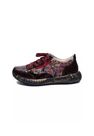 Niski sneaker z bordowym materiałem w kwiaty, czarną teksturowaną podeszwą, bordowymi sznurowadłami, bocznym zamkiem błyskawicznym i beżową podszewką.