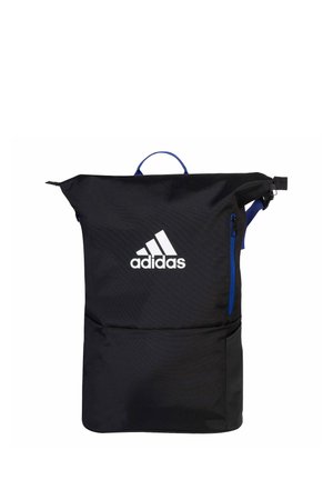 Mochila negra Adidas con logo blanco, bolsillo lateral con cremallera azul y asa azul en la parte superior.