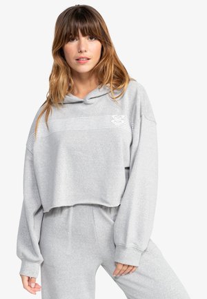 Lichtgrijze cropped hoodie met een trekkoordkap, voorzien van een wit horizontaal streepdesign en logo op de borst. Zachte stof en een relaxte pasvorm.