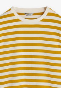 Cămașă cu dungi galbene și albe, cu un guler rotund și texturat. Fabricată dintr-un material moale, având dungi orizontale de aceeași lățime.