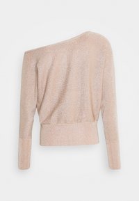 Pull rose épaules dénudées à manches longues, en tissu texturé et scintillant ; cintré à la taille avec un ourlet côtelé.