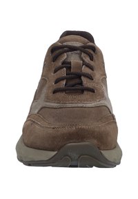 Brune ruskind sneakers med en struktureret overdel, rund tå og brune snørebånd. Inkluderer en tykk grå gummisål og diskrete design detaljer.