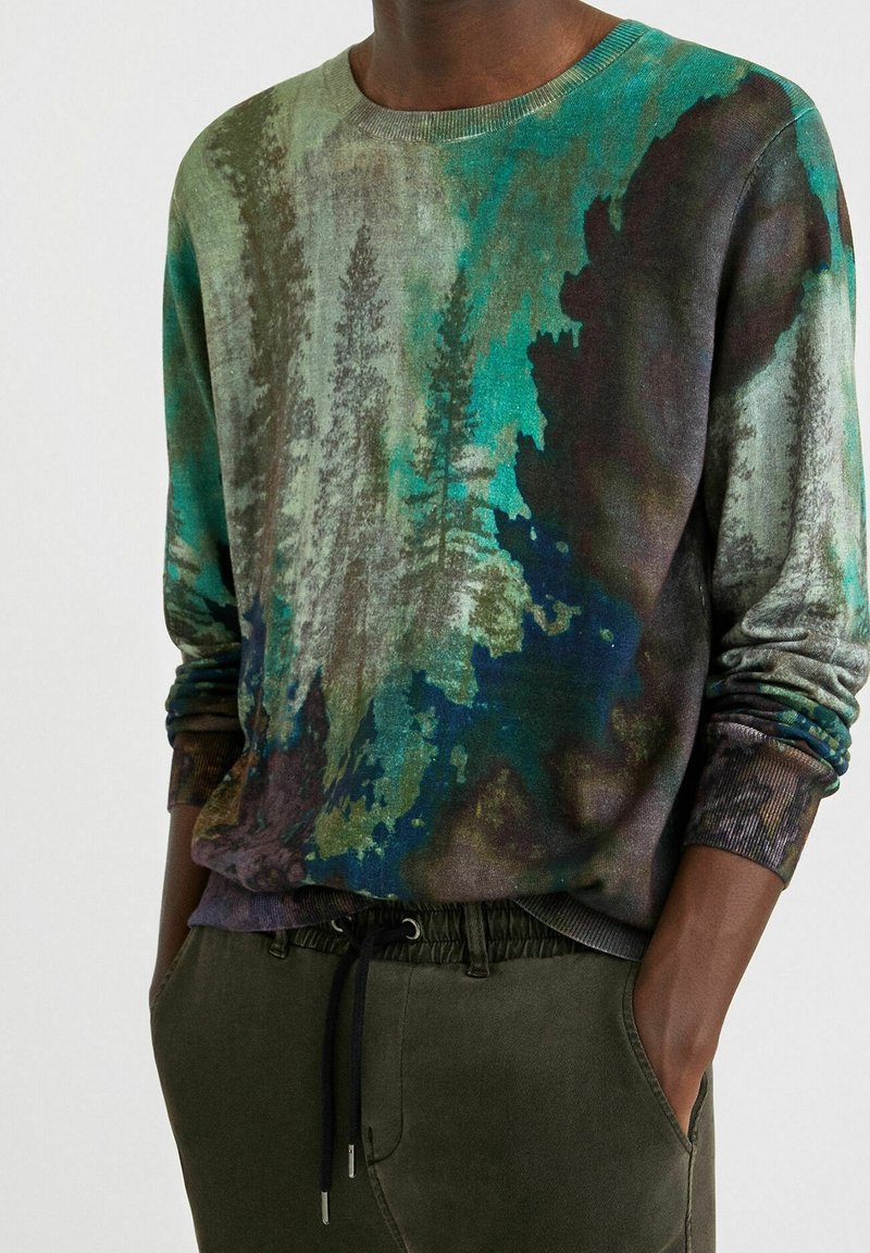 Trui met een multicolor abstract patroon in groene, blauwe en bruine tinten; ribbelboord bij de hals en mouwen; zacht materiaal; relaxed fit.