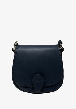 Marine lederen schoudertas met een afgeronde klep, gestikte randen en een vooraccent. Inclusief metalen hardware voor de bevestiging van de schouderband.