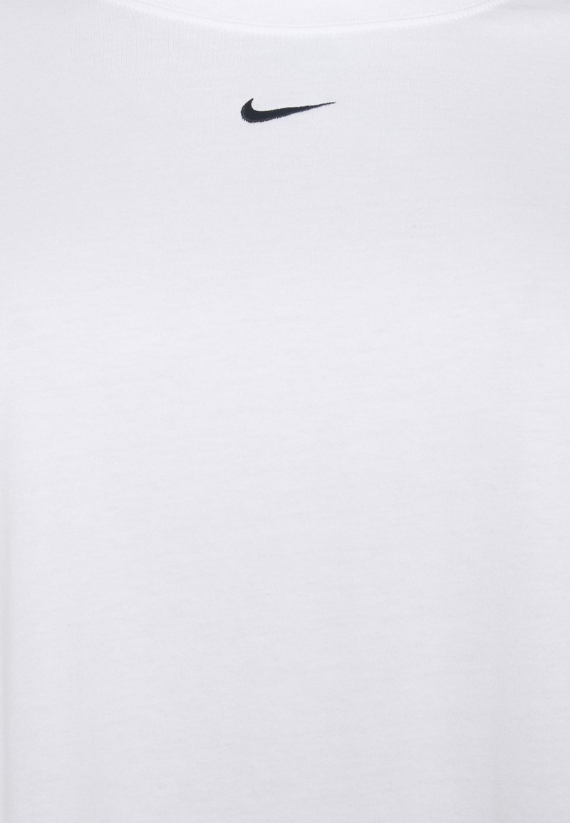 Witte katoenen t-shirt met een klein zwart Nike-logo op de bovenborst, met een klassieke ronde halslijn en een gladde textuur.