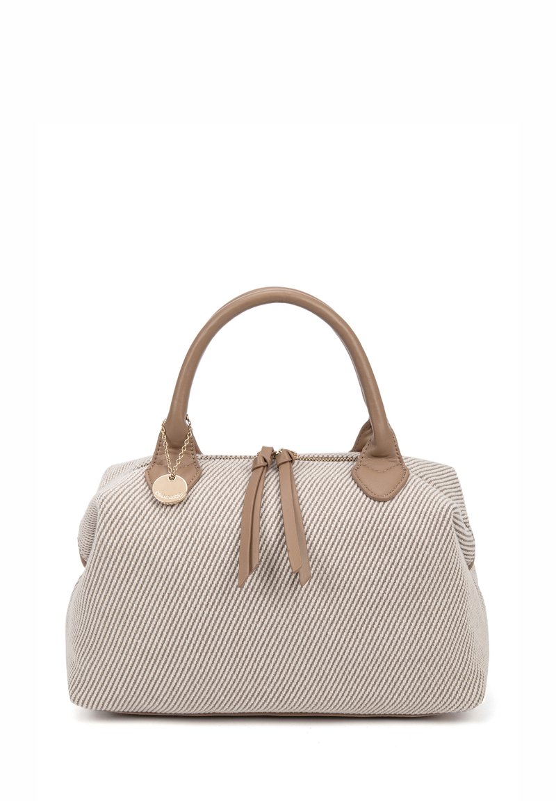 Borsa a strisce beige con dettagli e manici in pelle marrone. Presenta una chiusura con zip e un charm decorativo sospeso. Design in tessuto testurizzato.