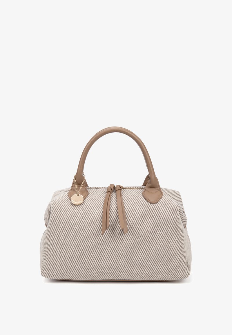 Borsa a strisce beige con dettagli e manici in pelle marrone. Presenta una chiusura con zip e un charm decorativo sospeso. Design in tessuto testurizzato.
