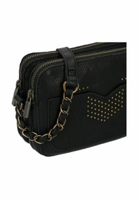 Borsa a tracolla nera in pelle con due scomparti con zip, tracolla a catena e accento di borchie a motivi ondulati sulla parte anteriore.