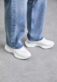 MICHAEL Michael Kors ARI TRAINER - Zapatillas - off-white