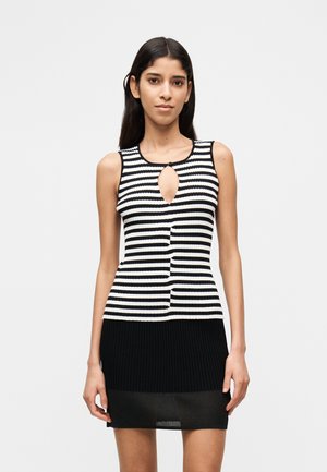 Abito aderente a righe bianche e nere con scollo a goccia, texture a coste e dettaglio con bottoni sul davanti. Tessuto liscio.