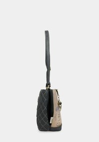 Bolso de mano acolchado negro con un lado suave en beige que presenta detalles de patrón, una correa de hombro plana y acentos en tono dorado.