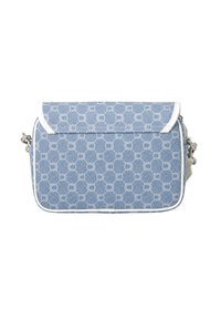 Bolso bandolera azul con estampado y solapa, que presenta diseños circulares blancos, ribete blanco y una correa de cadena plateada. Textura suave.