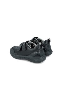 Zapatos exteriores negros cuentan con una parte superior de cuero sintético, correas ajustables de velcro, cuello acolchado y una suela de goma texturizada para mayor agarre.