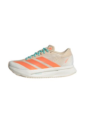Bež i narančaste Adidas tenisice za trčanje s tirkiznim vezicama, lagani mrežasti gornji dio i oblazdan bijeli potplat na bijeloj pozadini.