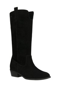 Stivale in suede nero fino al ginocchio con punta affusolata, dettagli di cucitura e tacco basso impilato. Presenta un passante sulla gamba per una facile calzata.