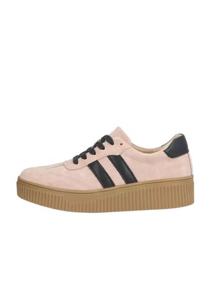 Jasnoróżowy but sportowy na platformie z czarnymi sznurowadłami, dwoma czarnymi paskami po bokach, czarną pętelką na pięcie i grubą brązową podeszwą z żebrowaniem.