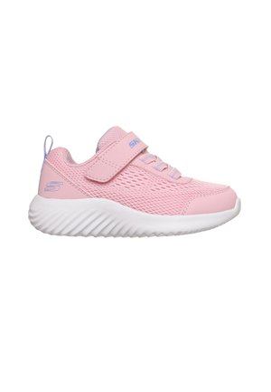 Zapatilla infantil de color rosa claro con suela blanca texturizada, parte superior de malla, correa de velcro y cordones elásticos, con un logo azul en el talón.