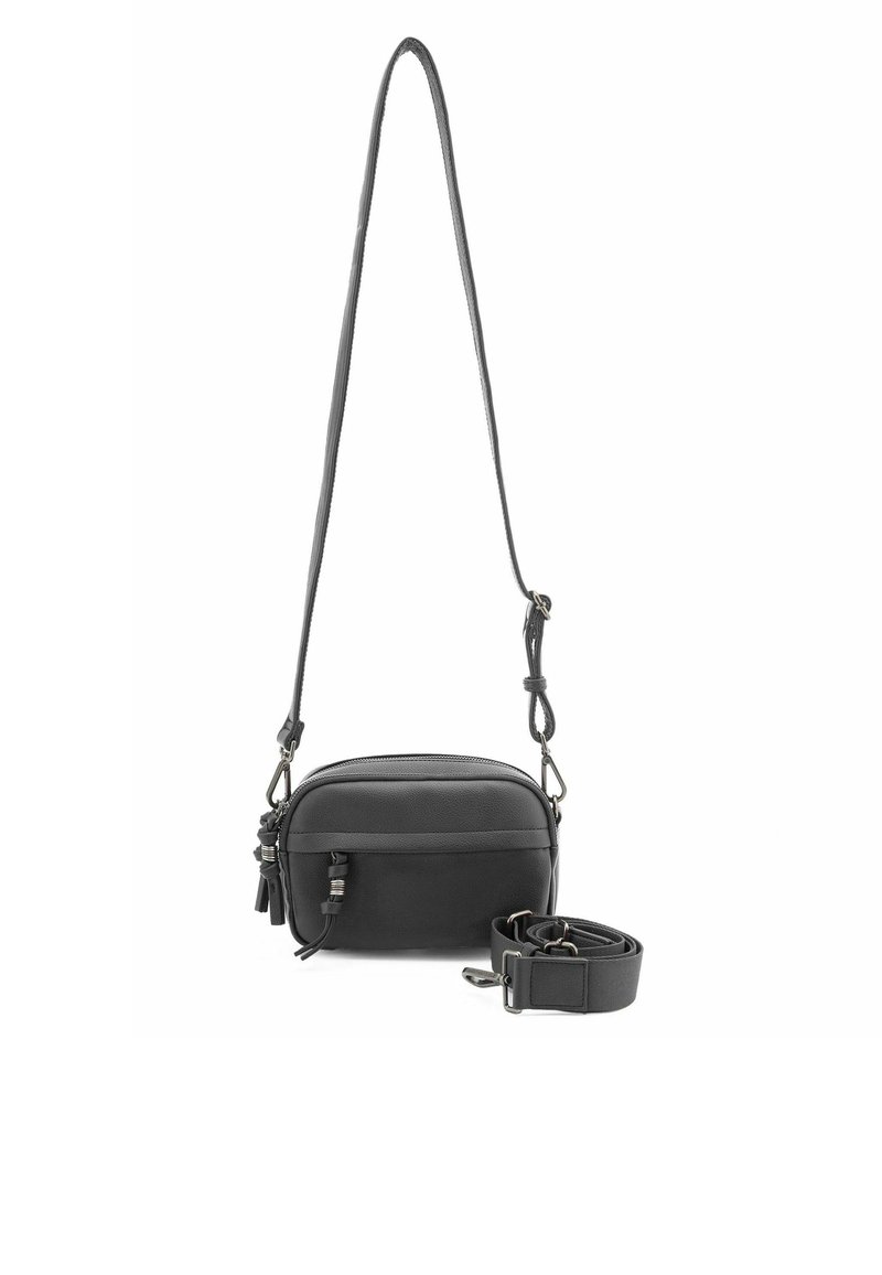 Borsa a tracolla in pelle nera con una texture liscia, forma arrotondata, tracolla regolabile e chiusura con zip ornata da frange decorative.