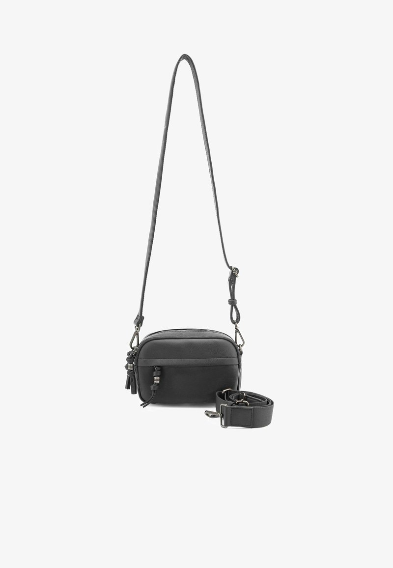 Schwarze Leder Crossbody-Tasche mit glatter Textur, runder Form, verstellbarem Tragegurt und Reißverschlussverschluss, der mit dekorativen Quasten versehen ist.