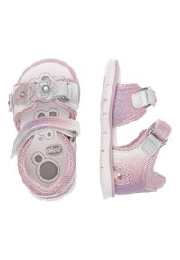 Sandali per bambini rosa e argento con accenti floreali, cinturini regolabili e una texture glitter in gradiente su materiale traspirante.