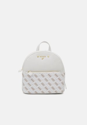 Kleiner weißer Rucksack mit goldenem GUESS-Logo, Herzdetails und einer gemusterten Fronttasche mit braunen ineinandergreifenden G- und S-Buchstaben.