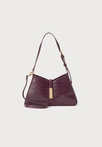 Borsa in pelle bordeaux con motivo coccodrillo, forma triangolare, dettagli in metallo dorato e tracolla staccabile.