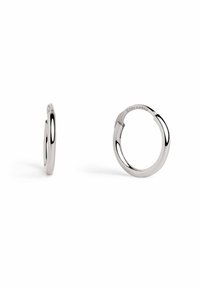 Orecchini a cerchio in argento con una finitura liscia e lucida. Forma circolare con un piccolo spazio per un'apertura facile e un design minimalista.