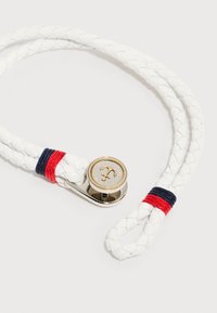 Λευκό βραχιόλι από πλεγμένο δέρμα με μπλε σκούρες και κόκκινες ραφές και πόρπη άγκυρας σε χρυσό και ασημί.