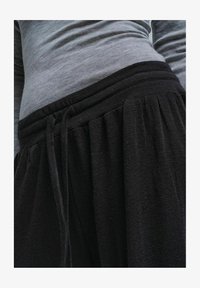 Ausgewählt, black