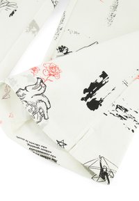Tessuto bianco con vari stampati in nero e rosso, inclusi motivi floreali e forme astratte, dal tocco morbido.