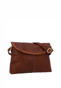 Bruine leren crossbodytas met een gebogen ritsflap en verstelbare riem met gouden gesp op een witte achtergrond.