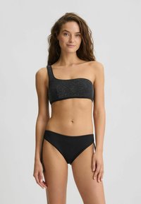 Bikiniji top na eno ramo v črni barvi z strukturirano površino in enobarvni črni bikini spodnji del z nastavljivimi bočnimi vezalkami.