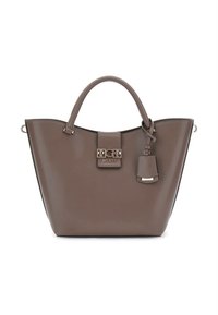 Sac à main synthétique marron au design structuré, avec un dessus arrondi, deux poignées, un logo en métal argenté et un porte-bonheur amovible.