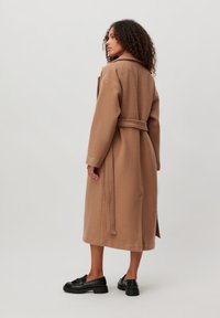 Lange bruine wollen blend jas met een riem in de taille, grote kraag en een dubbelgeknoopt ontwerp, met zijzakken en een rechte snit.
