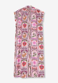 Robe à manches courtes en tissu rose avec des motifs vibrants de cœurs, de fruits et de fleurs, mise en valeur par du texte de différentes couleurs.