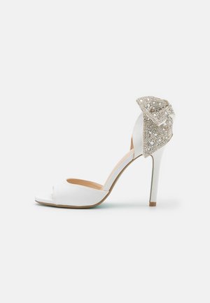 Blue by Betsey Johnson Sandale s visokom petom - white