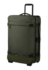 Maleta con ruedas de color verde oliva, con una superficie texturizada, doble cremallera, asa ajustable y un candado lateral de combinación para mayor seguridad.