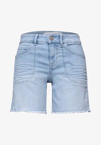 Pantalones cortos de mezclilla azul claro con bolsillos delanteros, cierre de botones y dobladillos deshilachados.