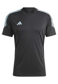 Jersey atlético negro hecho de tela suave. Presenta tres franjas azul claro en cada hombro y un logo de Adidas en el pecho.